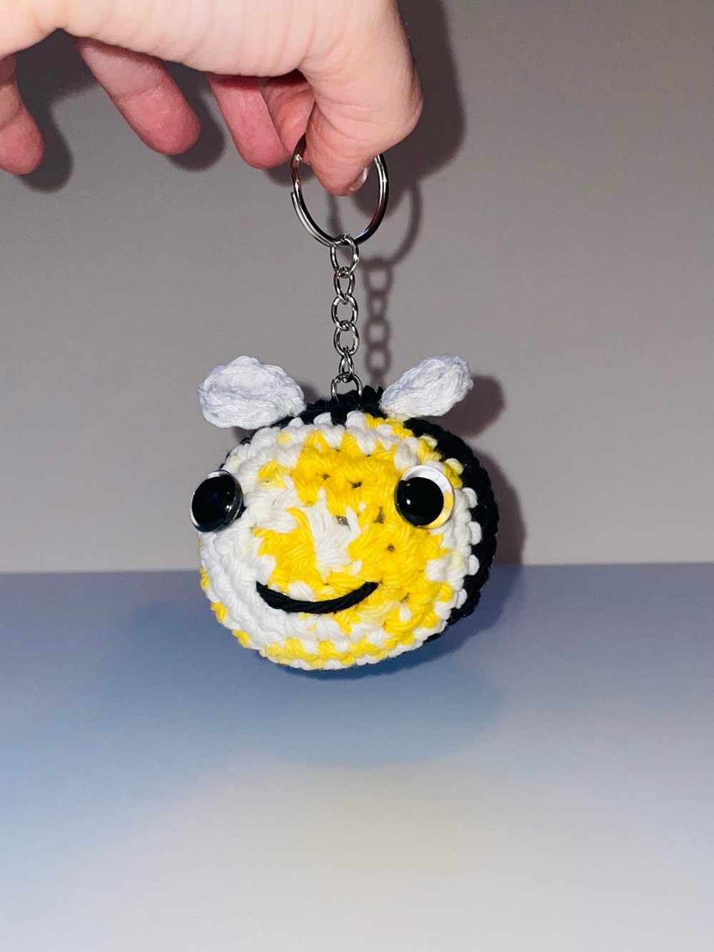 Handmade Crochet mini Bee keychain - Yellow, White & Black - long smile embroidy - Picture 4 of 15